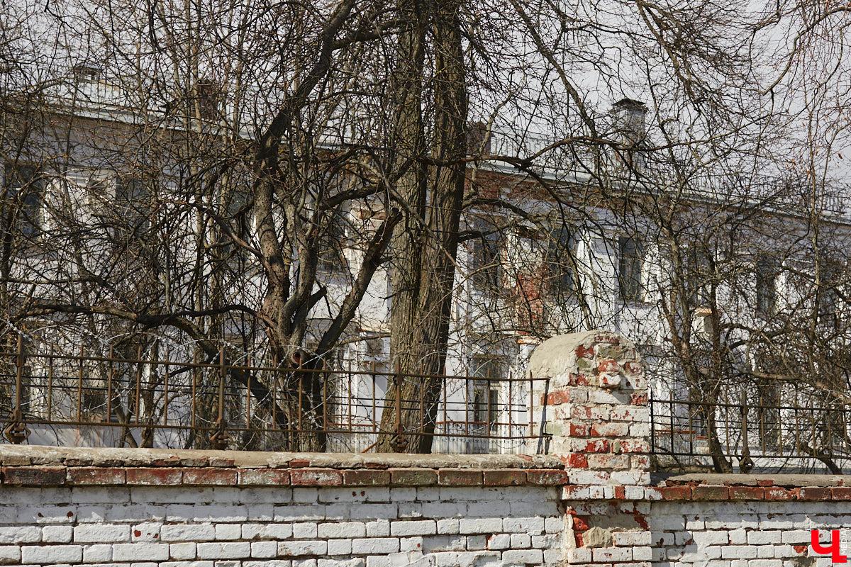 В первой половине XIX века Владимир развивался на основе первого регулярного плана застройки, утверждённого Екатериной II в 1781 году. На смену стихийно сложившейся, хаотичной постройке и кривым улочкам должна была прийти упорядоченная сеть городских кварталов с геометрически чёткой планировкой. На центральной улице стали появляться кирпичные купеческие дома, возводились новые общественные здания в стилистике зрелого классицизма, перестраивались старые. Ведущую роль в этом играл губернский архитектор Алексей Вершинский.