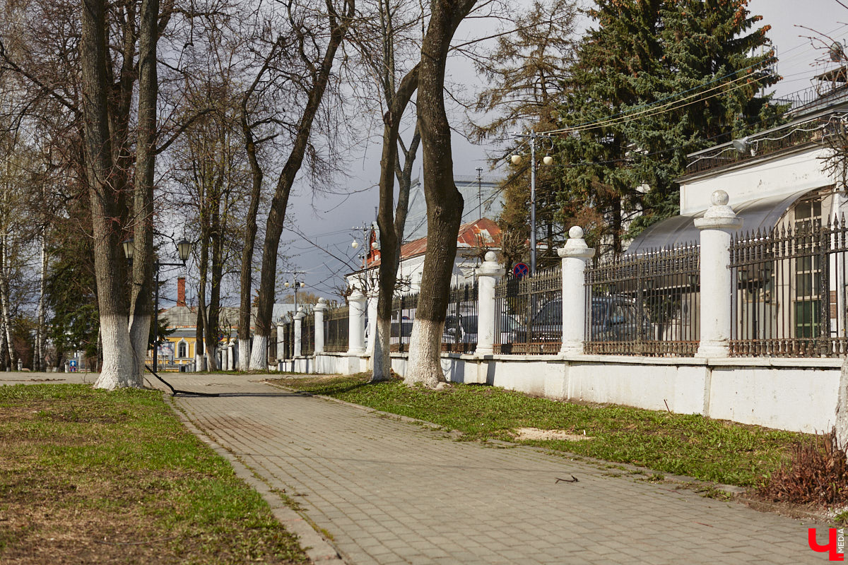 В первой половине XIX века Владимир развивался на основе первого регулярного плана застройки, утверждённого Екатериной II в 1781 году. На смену стихийно сложившейся, хаотичной постройке и кривым улочкам должна была прийти упорядоченная сеть городских кварталов с геометрически чёткой планировкой. На центральной улице стали появляться кирпичные купеческие дома, возводились новые общественные здания в стилистике зрелого классицизма, перестраивались старые. Ведущую роль в этом играл губернский архитектор Алексей Вершинский.