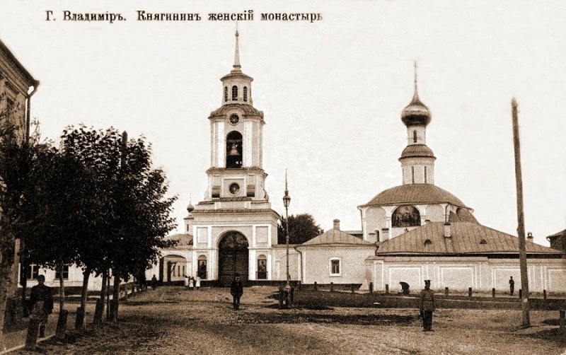 В первой половине XIX века Владимир развивался на основе первого регулярного плана застройки, утверждённого Екатериной II в 1781 году. На смену стихийно сложившейся, хаотичной постройке и кривым улочкам должна была прийти упорядоченная сеть городских кварталов с геометрически чёткой планировкой. На центральной улице стали появляться кирпичные купеческие дома, возводились новые общественные здания в стилистике зрелого классицизма, перестраивались старые. Ведущую роль в этом играл губернский архитектор Алексей Вершинский.