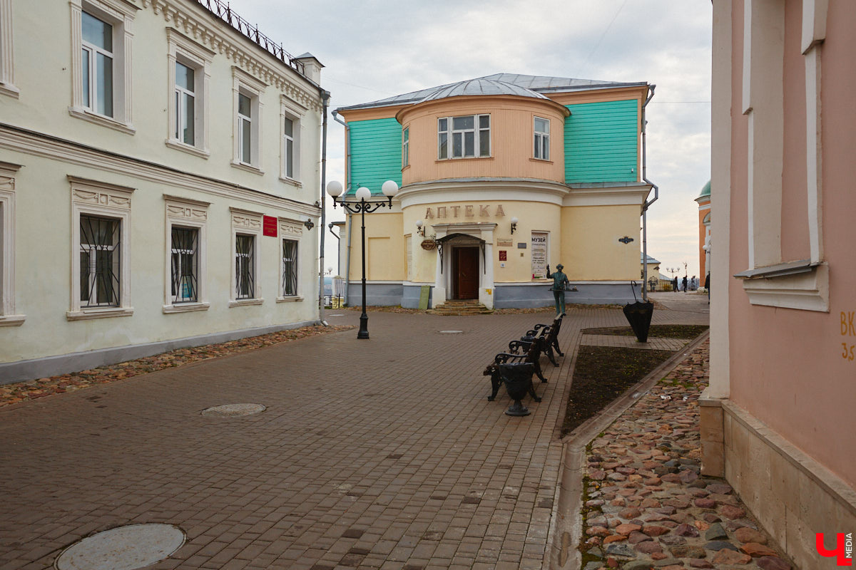 В первой половине XIX века Владимир развивался на основе первого регулярного плана застройки, утверждённого Екатериной II в 1781 году. На смену стихийно сложившейся, хаотичной постройке и кривым улочкам должна была прийти упорядоченная сеть городских кварталов с геометрически чёткой планировкой. На центральной улице стали появляться кирпичные купеческие дома, возводились новые общественные здания в стилистике зрелого классицизма, перестраивались старые. Ведущую роль в этом играл губернский архитектор Алексей Вершинский.