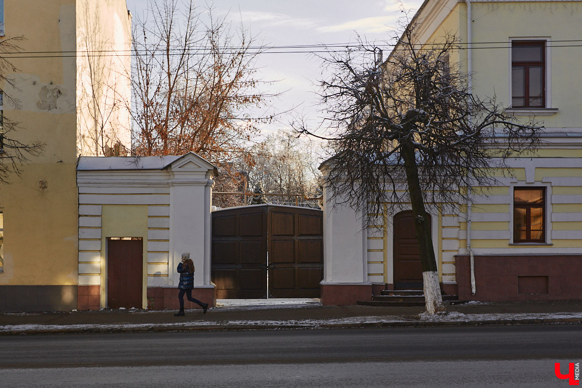 В первой половине XIX века Владимир развивался на основе первого регулярного плана застройки, утверждённого Екатериной II в 1781 году. На смену стихийно сложившейся, хаотичной постройке и кривым улочкам должна была прийти упорядоченная сеть городских кварталов с геометрически чёткой планировкой. На центральной улице стали появляться кирпичные купеческие дома, возводились новые общественные здания в стилистике зрелого классицизма, перестраивались старые. Ведущую роль в этом играл губернский архитектор Алексей Вершинский.