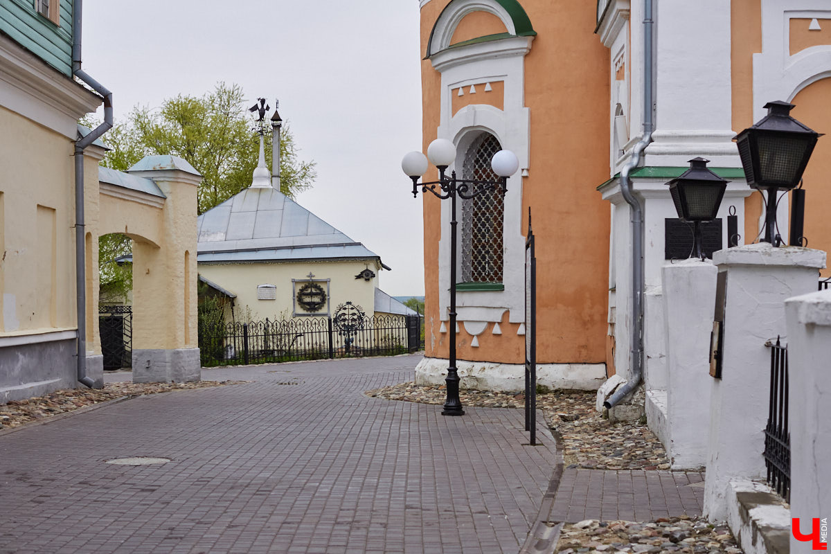 В первой половине XIX века Владимир развивался на основе первого регулярного плана застройки, утверждённого Екатериной II в 1781 году. На смену стихийно сложившейся, хаотичной постройке и кривым улочкам должна была прийти упорядоченная сеть городских кварталов с геометрически чёткой планировкой. На центральной улице стали появляться кирпичные купеческие дома, возводились новые общественные здания в стилистике зрелого классицизма, перестраивались старые. Ведущую роль в этом играл губернский архитектор Алексей Вершинский.
