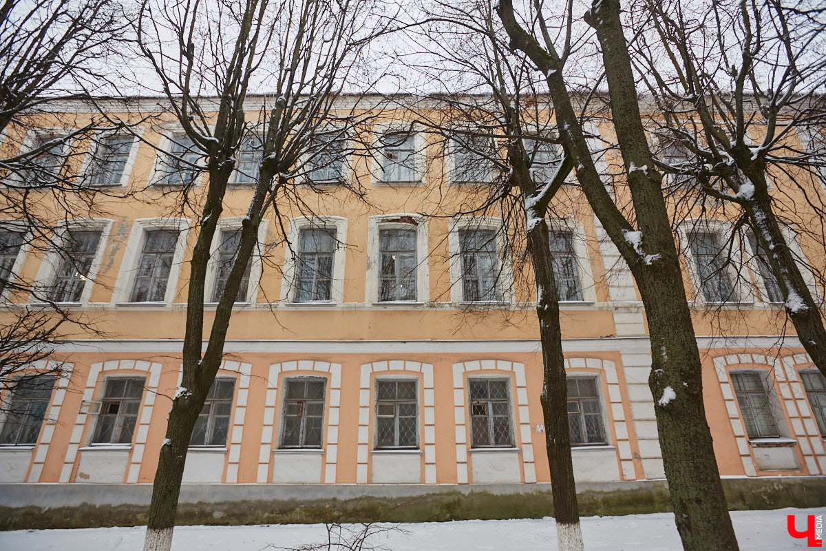 В первой половине XIX века Владимир развивался на основе первого регулярного плана застройки, утверждённого Екатериной II в 1781 году. На смену стихийно сложившейся, хаотичной постройке и кривым улочкам должна была прийти упорядоченная сеть городских кварталов с геометрически чёткой планировкой. На центральной улице стали появляться кирпичные купеческие дома, возводились новые общественные здания в стилистике зрелого классицизма, перестраивались старые. Ведущую роль в этом играл губернский архитектор Алексей Вершинский.