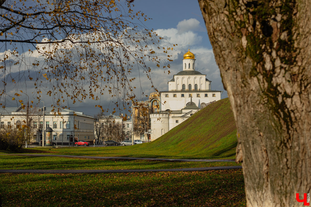 В первой половине XIX века Владимир развивался на основе первого регулярного плана застройки, утверждённого Екатериной II в 1781 году. На смену стихийно сложившейся, хаотичной постройке и кривым улочкам должна была прийти упорядоченная сеть городских кварталов с геометрически чёткой планировкой. На центральной улице стали появляться кирпичные купеческие дома, возводились новые общественные здания в стилистике зрелого классицизма, перестраивались старые. Ведущую роль в этом играл губернский архитектор Алексей Вершинский.