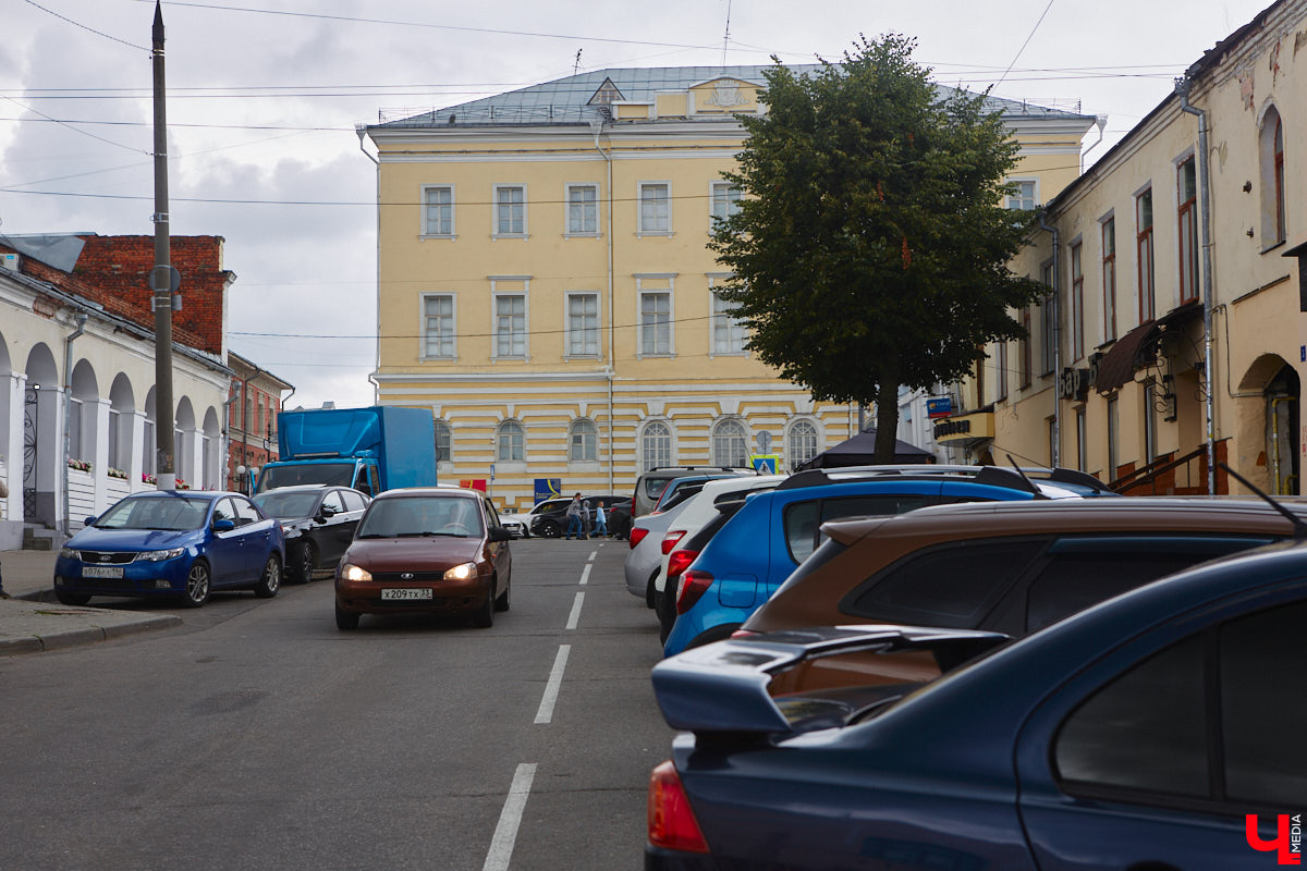 В первой половине XIX века Владимир развивался на основе первого регулярного плана застройки, утверждённого Екатериной II в 1781 году. На смену стихийно сложившейся, хаотичной постройке и кривым улочкам должна была прийти упорядоченная сеть городских кварталов с геометрически чёткой планировкой. На центральной улице стали появляться кирпичные купеческие дома, возводились новые общественные здания в стилистике зрелого классицизма, перестраивались старые. Ведущую роль в этом играл губернский архитектор Алексей Вершинский.