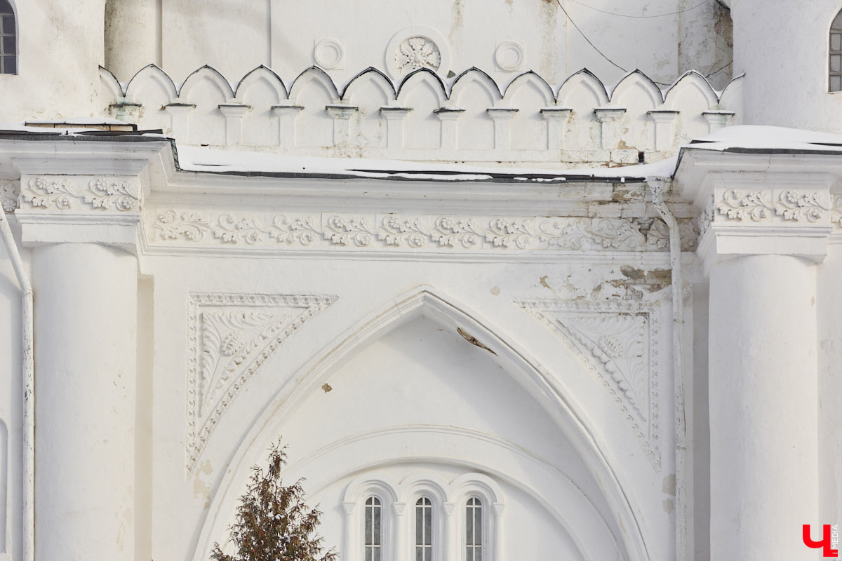 В первой половине XIX века Владимир развивался на основе первого регулярного плана застройки, утверждённого Екатериной II в 1781 году. На смену стихийно сложившейся, хаотичной постройке и кривым улочкам должна была прийти упорядоченная сеть городских кварталов с геометрически чёткой планировкой. На центральной улице стали появляться кирпичные купеческие дома, возводились новые общественные здания в стилистике зрелого классицизма, перестраивались старые. Ведущую роль в этом играл губернский архитектор Алексей Вершинский.