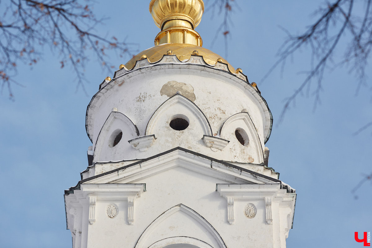 В первой половине XIX века Владимир развивался на основе первого регулярного плана застройки, утверждённого Екатериной II в 1781 году. На смену стихийно сложившейся, хаотичной постройке и кривым улочкам должна была прийти упорядоченная сеть городских кварталов с геометрически чёткой планировкой. На центральной улице стали появляться кирпичные купеческие дома, возводились новые общественные здания в стилистике зрелого классицизма, перестраивались старые. Ведущую роль в этом играл губернский архитектор Алексей Вершинский.