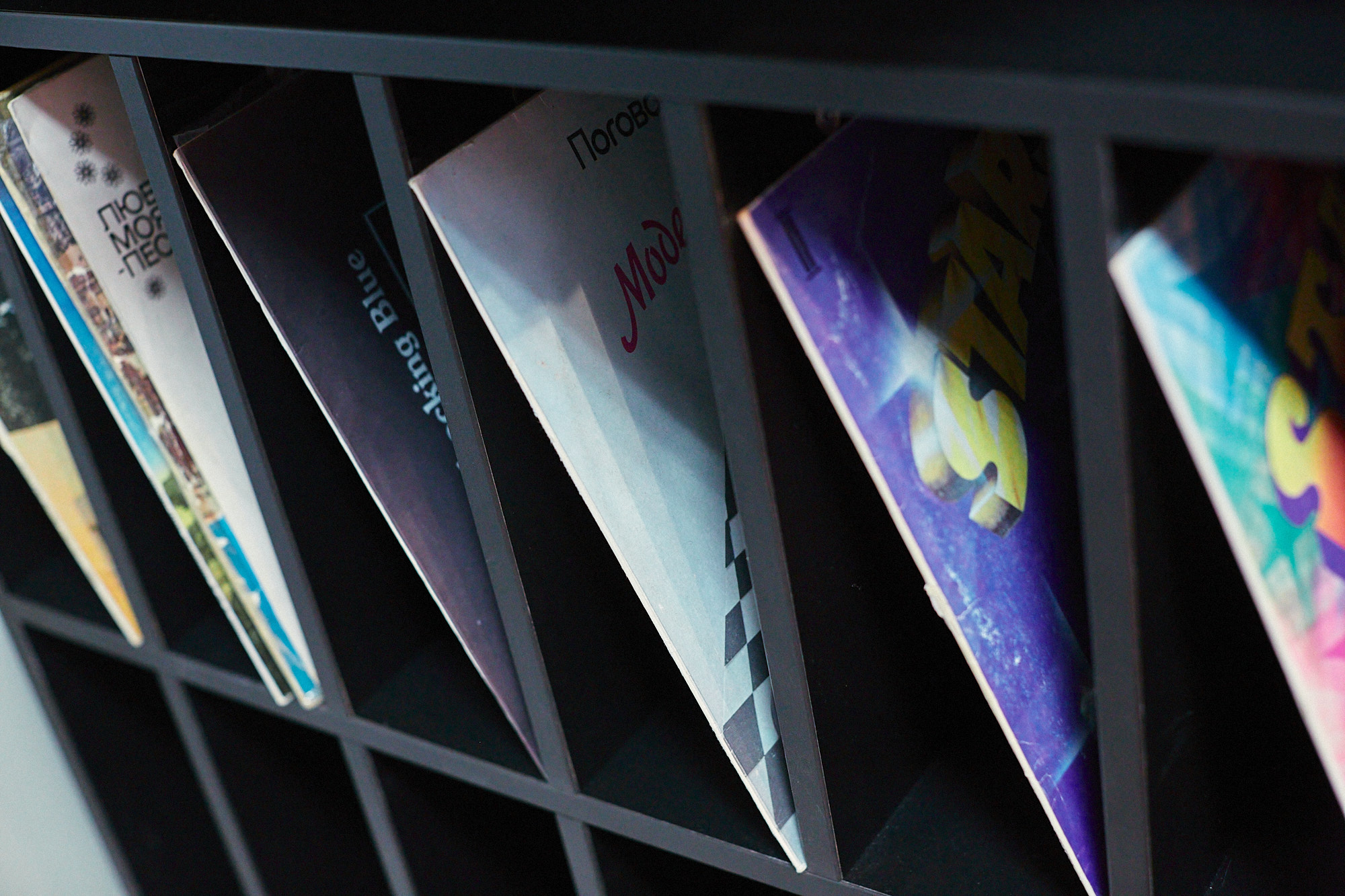 Мягкое кресло, шорох винила, интересная книга в руках: комбо, действующее лучше любого успокоительного. И мы знаем, где его найти! «Ключ-Медиа» собрал в один обзор уютные городские локации с творческим вайбом, где всегда приятно остановиться и поставить бурное течение жизни на паузу.