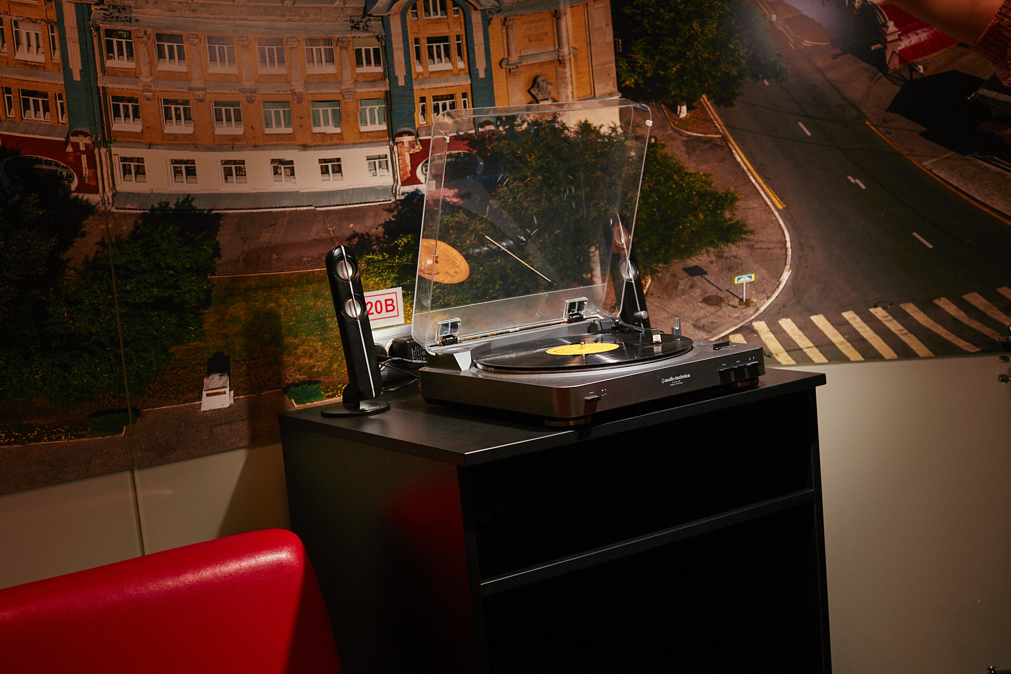 Мягкое кресло, шорох винила, интересная книга в руках: комбо, действующее лучше любого успокоительного. И мы знаем, где его найти! «Ключ-Медиа» собрал в один обзор уютные городские локации с творческим вайбом, где всегда приятно остановиться и поставить бурное течение жизни на паузу.