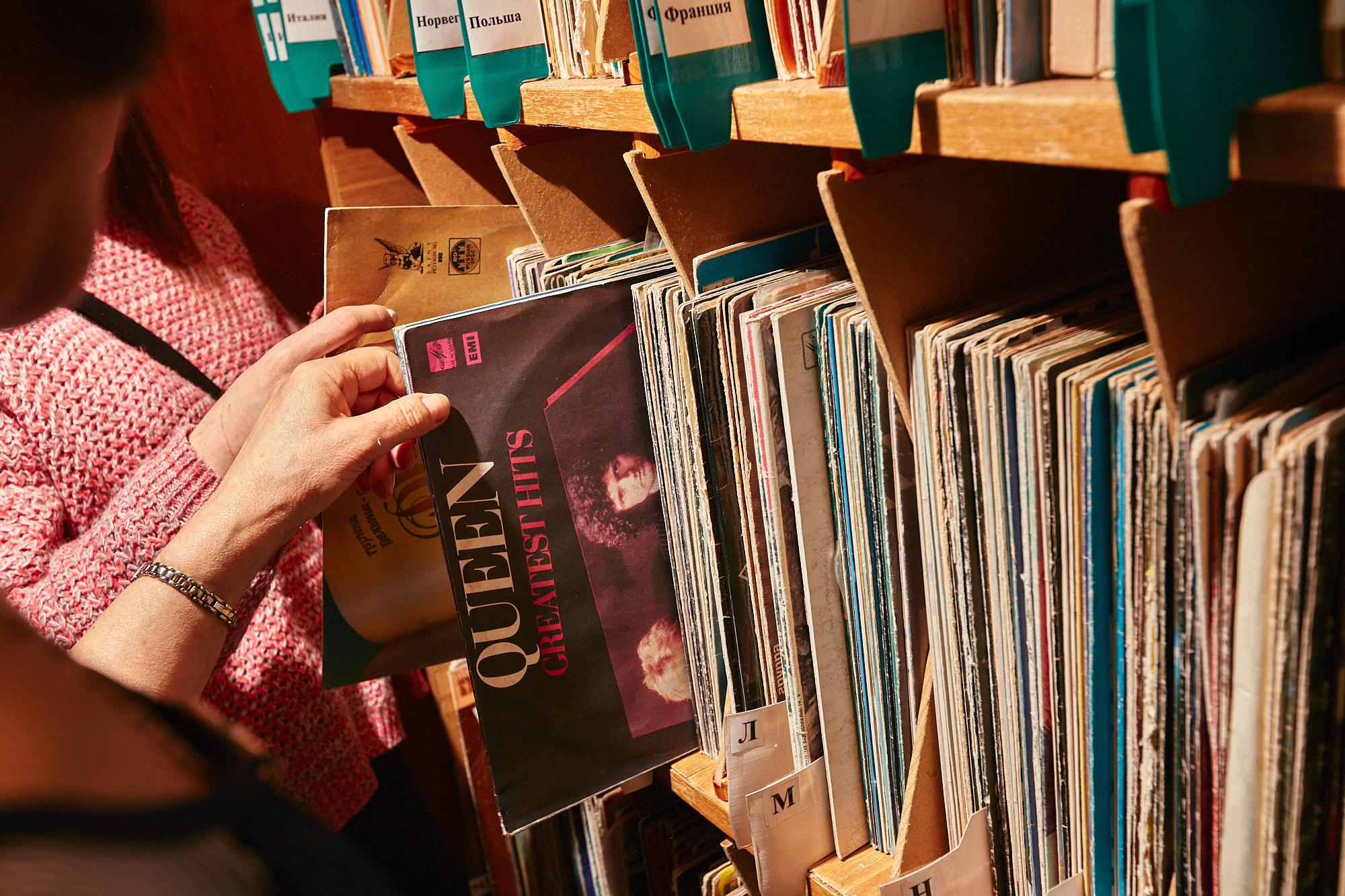 Мягкое кресло, шорох винила, интересная книга в руках: комбо, действующее лучше любого успокоительного. И мы знаем, где его найти! «Ключ-Медиа» собрал в один обзор уютные городские локации с творческим вайбом, где всегда приятно остановиться и поставить бурное течение жизни на паузу.