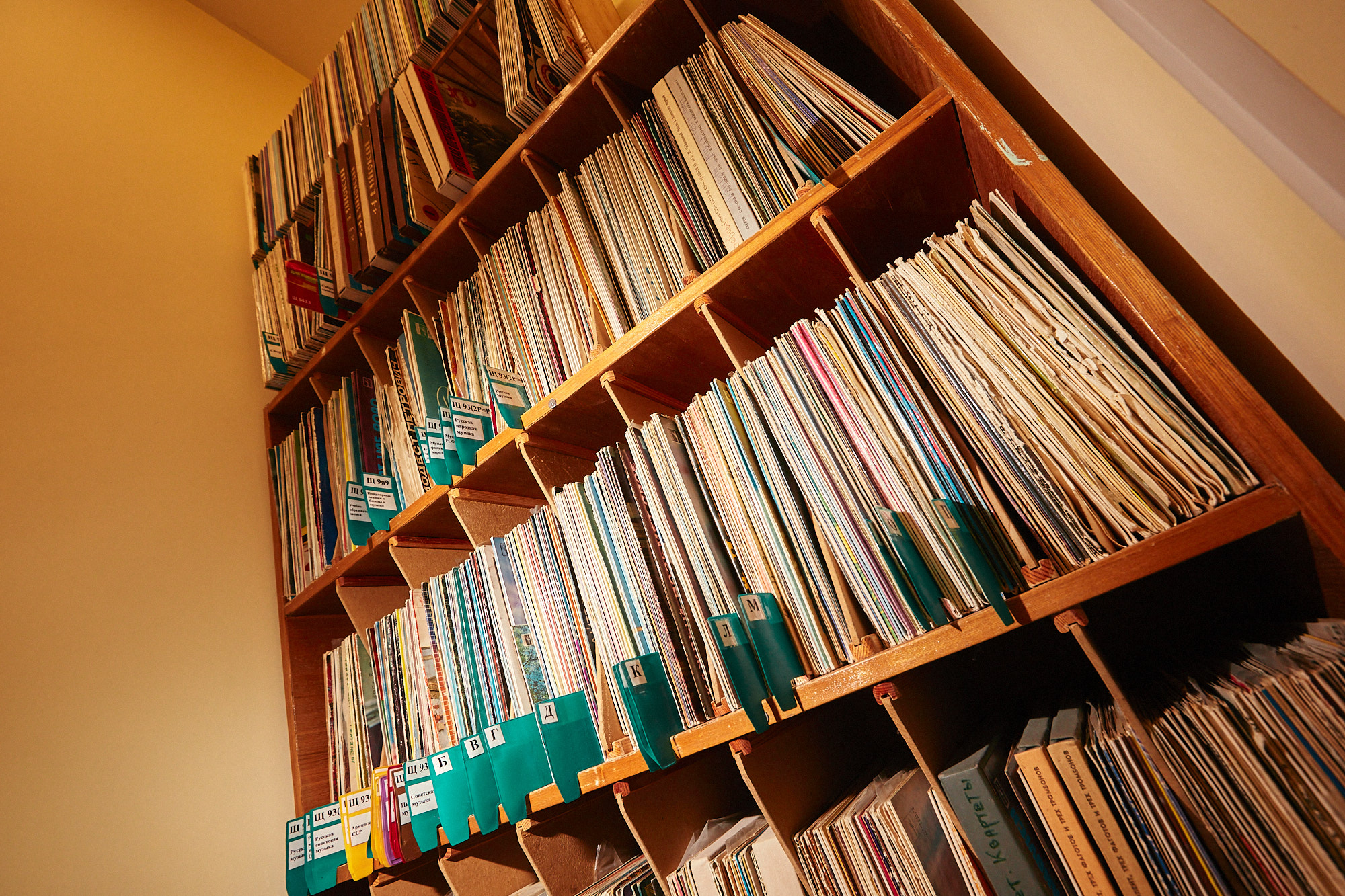 Мягкое кресло, шорох винила, интересная книга в руках: комбо, действующее лучше любого успокоительного. И мы знаем, где его найти! «Ключ-Медиа» собрал в один обзор уютные городские локации с творческим вайбом, где всегда приятно остановиться и поставить бурное течение жизни на паузу.