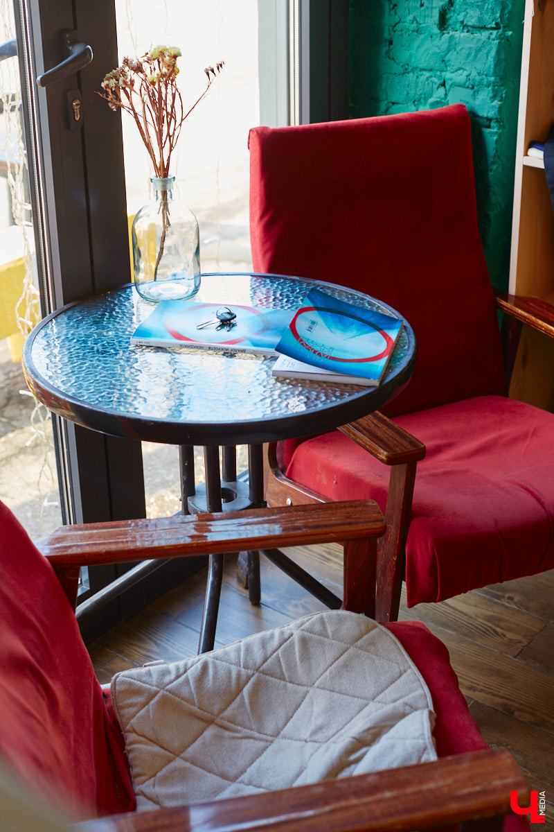 Мягкое кресло, шорох винила, интересная книга в руках: комбо, действующее лучше любого успокоительного. И мы знаем, где его найти! «Ключ-Медиа» собрал в один обзор уютные городские локации с творческим вайбом, где всегда приятно остановиться и поставить бурное течение жизни на паузу.