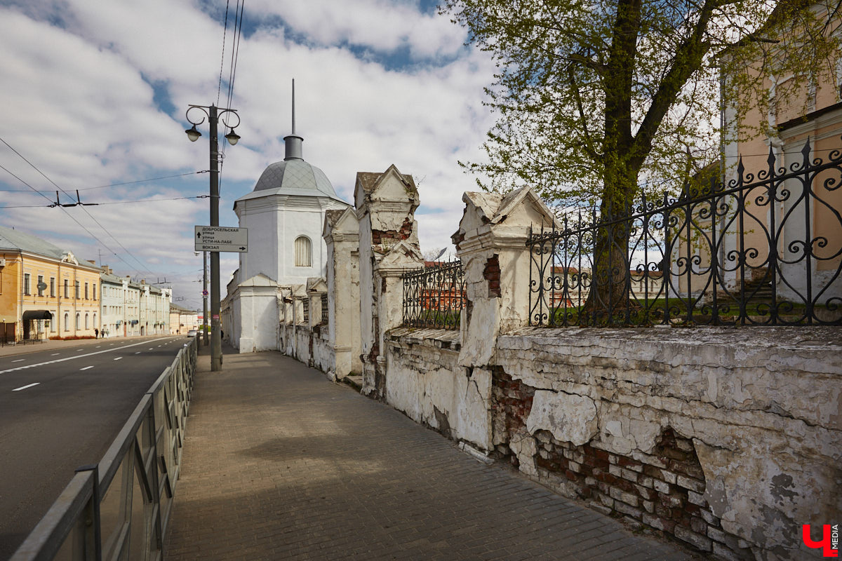 В центре Владимира стартовали долгожданные реставрационные работы у стен Успенского собора. Подрядная организация должна привести в порядок разрушающуюся ограду. При этом кладку по возможности обещают переложить из существующих кирпичей.