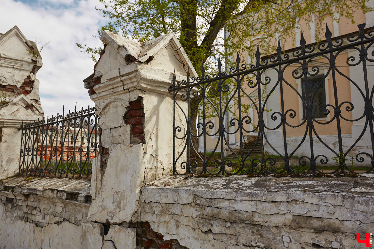 В центре Владимира стартовали долгожданные реставрационные работы у стен Успенского собора. Подрядная организация должна привести в порядок разрушающуюся ограду. При этом кладку по возможности обещают переложить из существующих кирпичей.