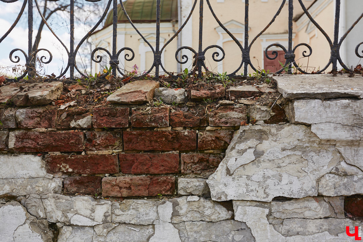 В центре Владимира стартовали долгожданные реставрационные работы у стен Успенского собора. Подрядная организация должна привести в порядок разрушающуюся ограду. При этом кладку по возможности обещают переложить из существующих кирпичей.