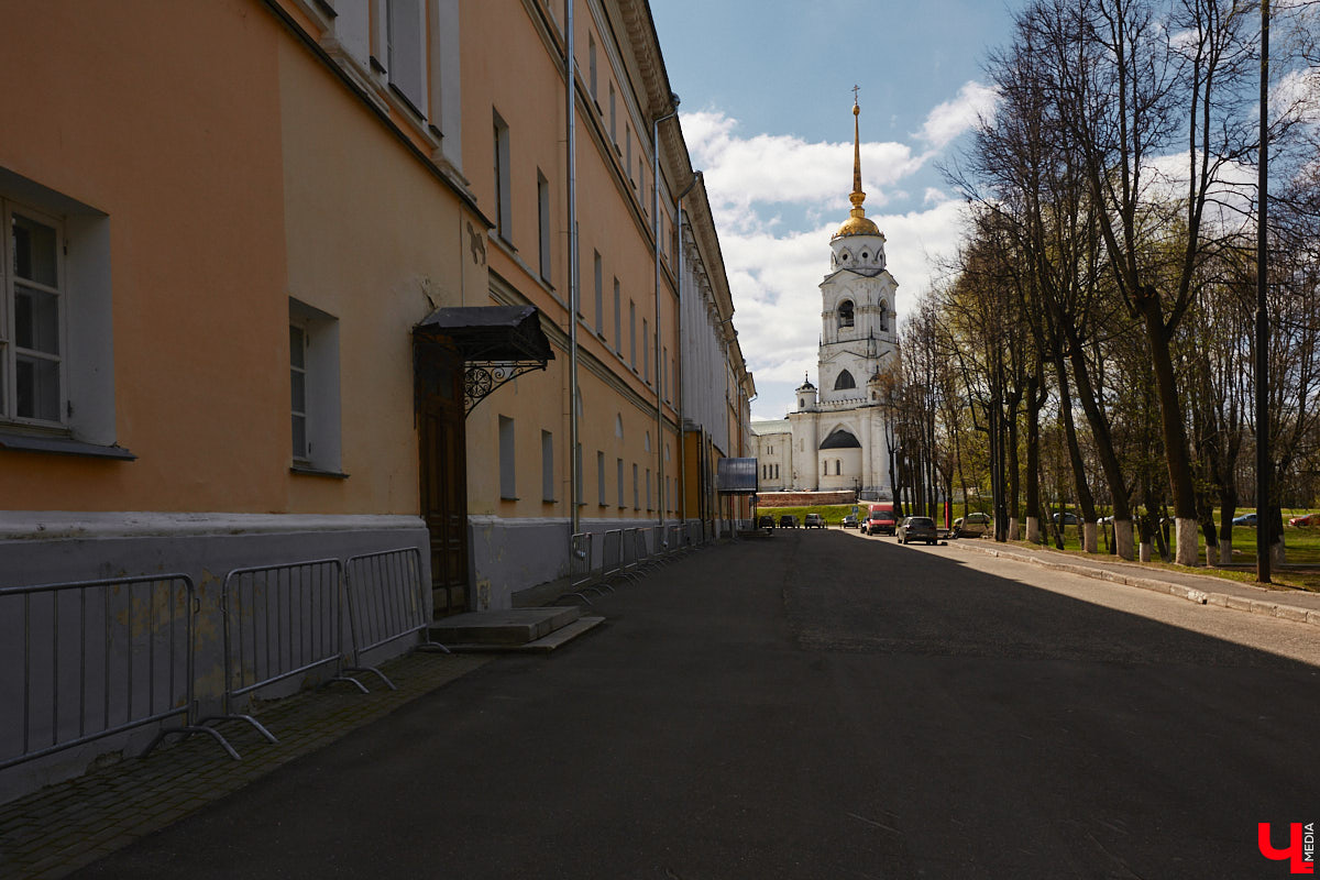 В центре Владимира стартовали долгожданные реставрационные работы у стен Успенского собора. Подрядная организация должна привести в порядок разрушающуюся ограду. При этом кладку по возможности обещают переложить из существующих кирпичей.