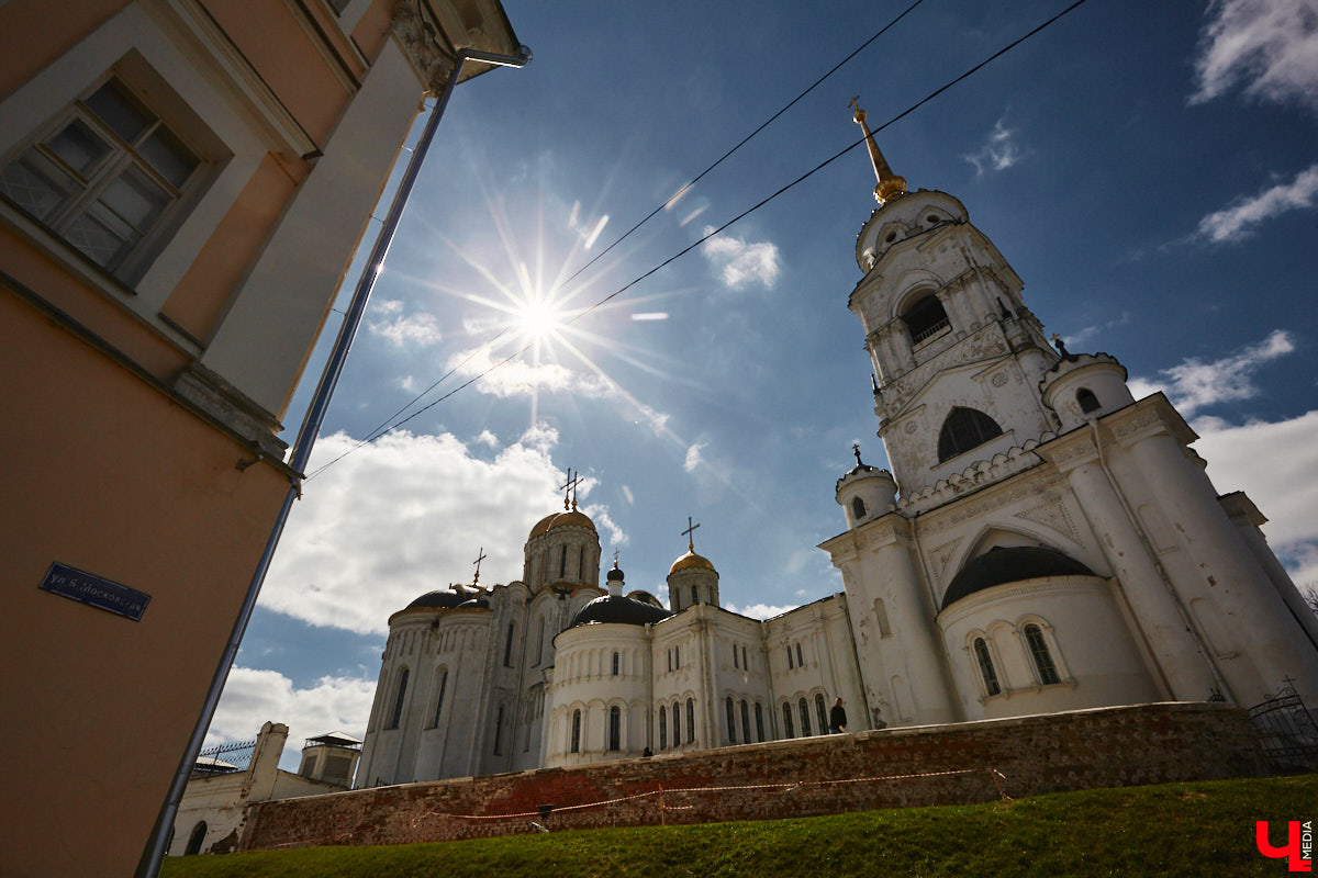 В центре Владимира стартовали долгожданные реставрационные работы у стен Успенского собора. Подрядная организация должна привести в порядок разрушающуюся ограду. При этом кладку по возможности обещают переложить из существующих кирпичей.