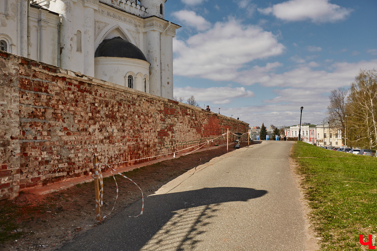 В центре Владимира стартовали долгожданные реставрационные работы у стен Успенского собора. Подрядная организация должна привести в порядок разрушающуюся ограду. При этом кладку по возможности обещают переложить из существующих кирпичей.