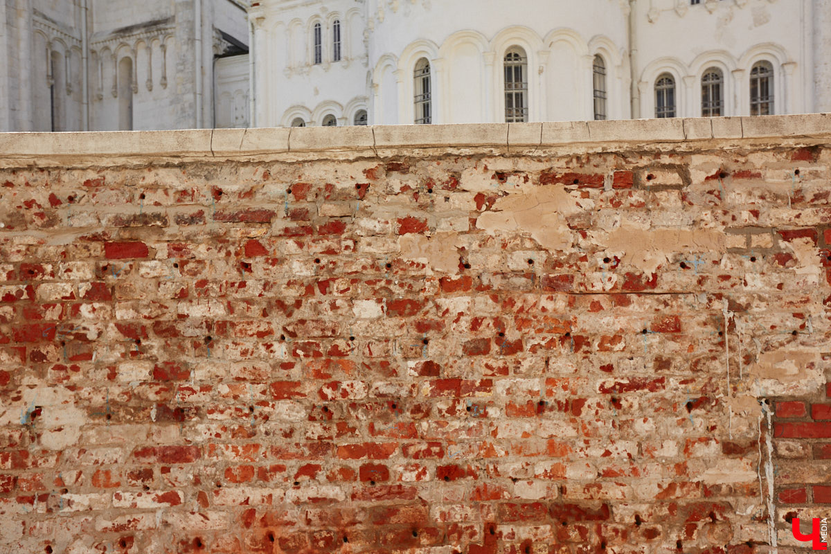 В центре Владимира стартовали долгожданные реставрационные работы у стен Успенского собора. Подрядная организация должна привести в порядок разрушающуюся ограду. При этом кладку по возможности обещают переложить из существующих кирпичей.