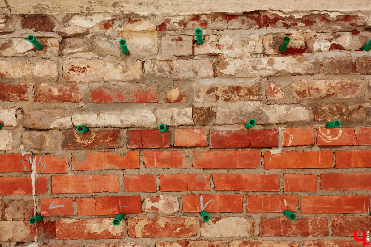 В центре Владимира стартовали долгожданные реставрационные работы у стен Успенского собора. Подрядная организация должна привести в порядок разрушающуюся ограду. При этом кладку по возможности обещают переложить из существующих кирпичей.