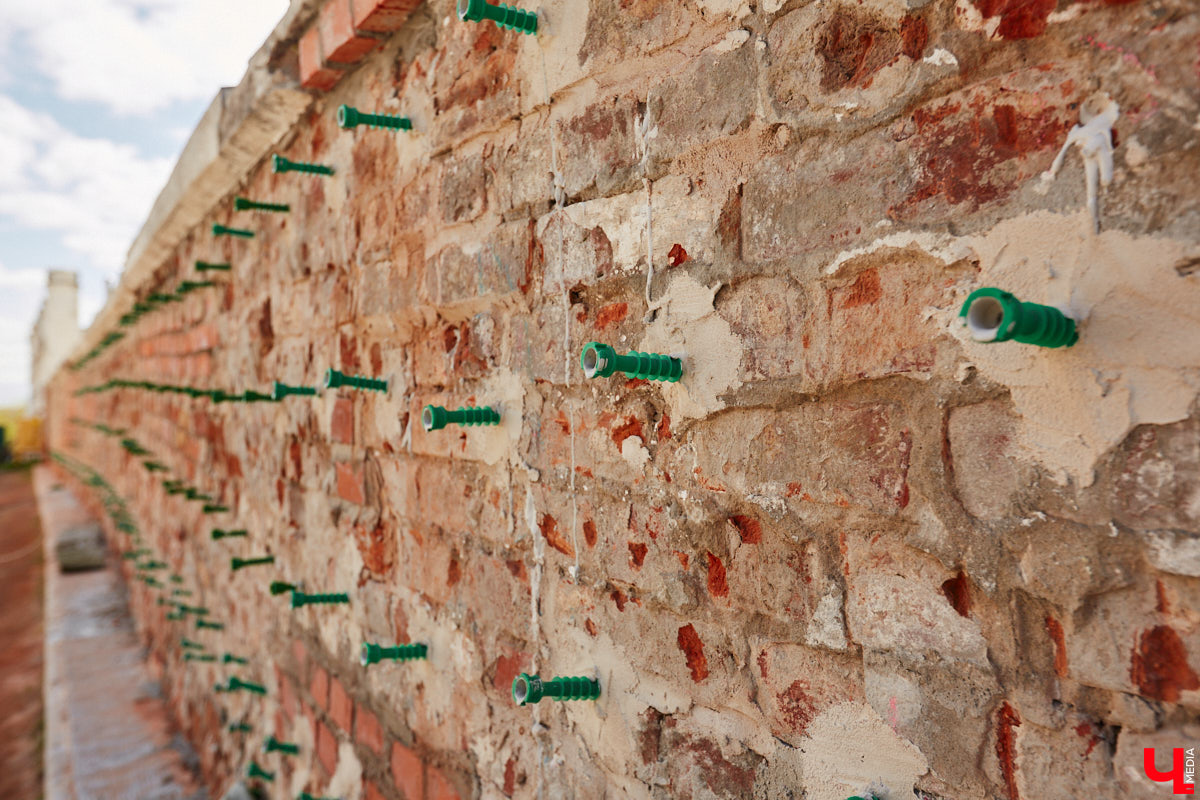 В центре Владимира стартовали долгожданные реставрационные работы у стен Успенского собора. Подрядная организация должна привести в порядок разрушающуюся ограду. При этом кладку по возможности обещают переложить из существующих кирпичей.