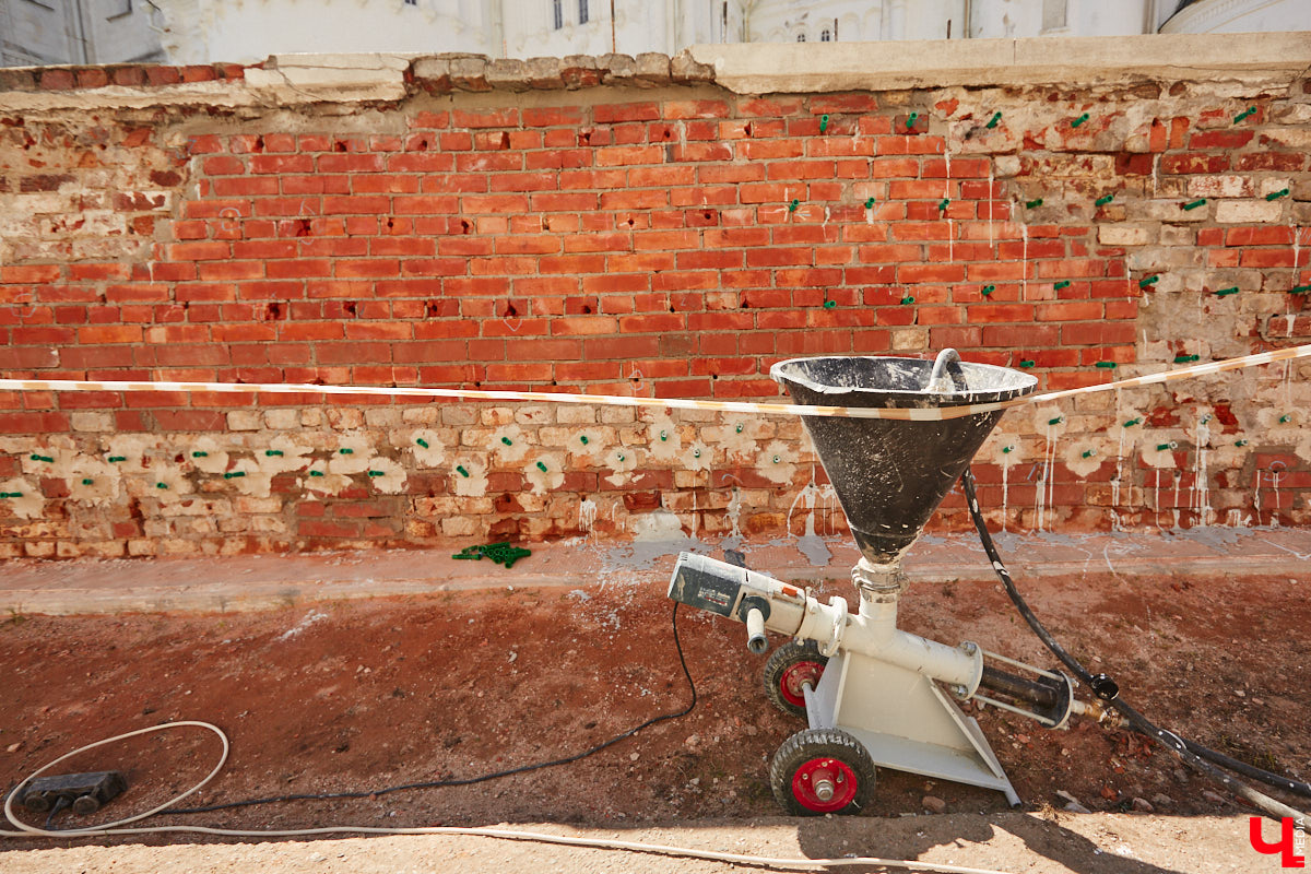 В центре Владимира стартовали долгожданные реставрационные работы у стен Успенского собора. Подрядная организация должна привести в порядок разрушающуюся ограду. При этом кладку по возможности обещают переложить из существующих кирпичей.