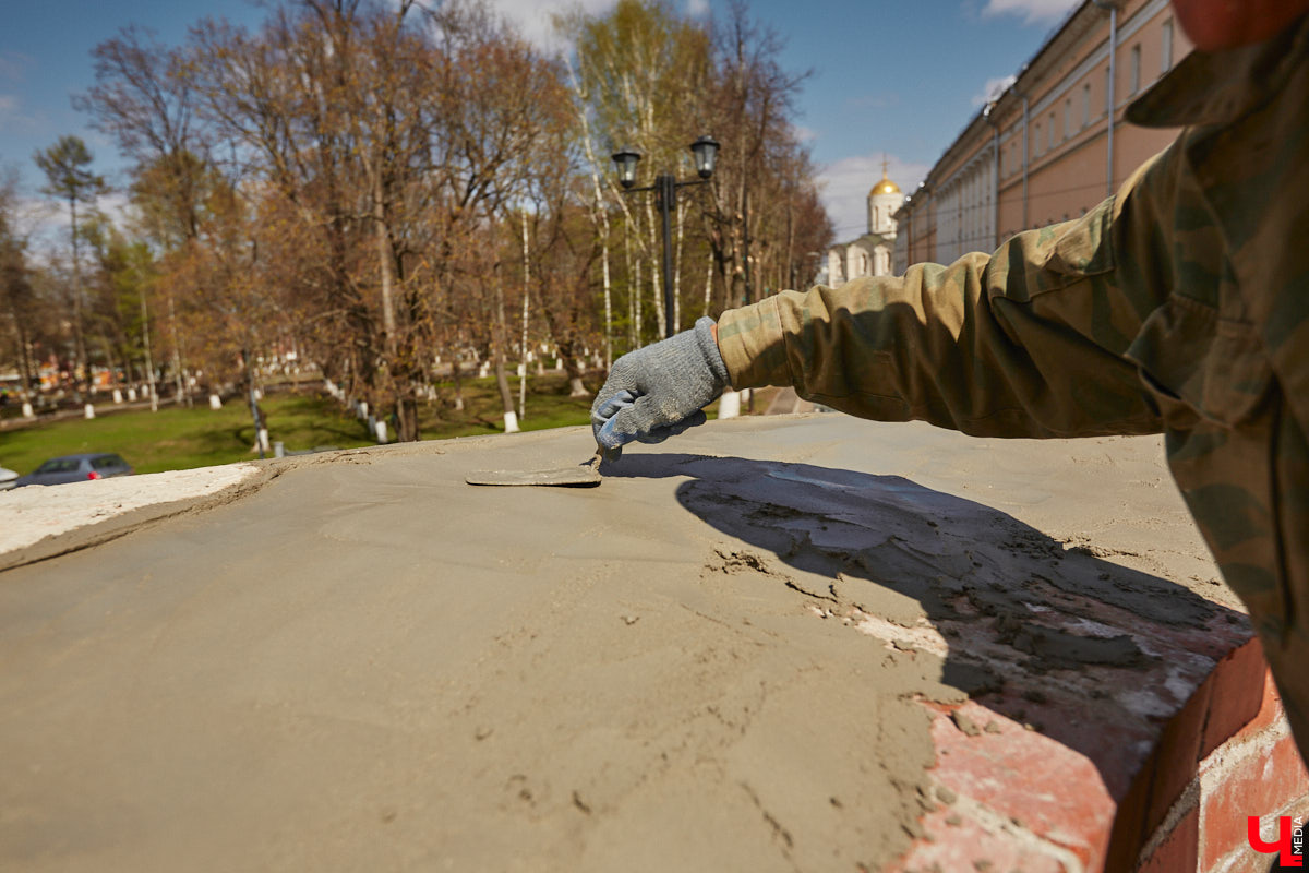 В центре Владимира стартовали долгожданные реставрационные работы у стен Успенского собора. Подрядная организация должна привести в порядок разрушающуюся ограду. При этом кладку по возможности обещают переложить из существующих кирпичей.