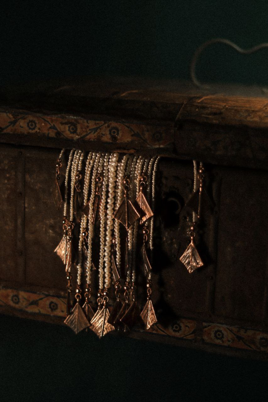 «Приходите причинять себе красоту», — приглашает всех ценителей на выставку «Свояси» Семен Старов. Ее торжественное открытие во Всероссийском музее декоративного искусства в Москве состоится 25 апреля. В этом году она собрала шесть десятков творцов из разных регионов России. Художник-ювелир из Мурома привез в столицу несколько украшений из серии «Корни», поэтому там будет много красоты и символов.