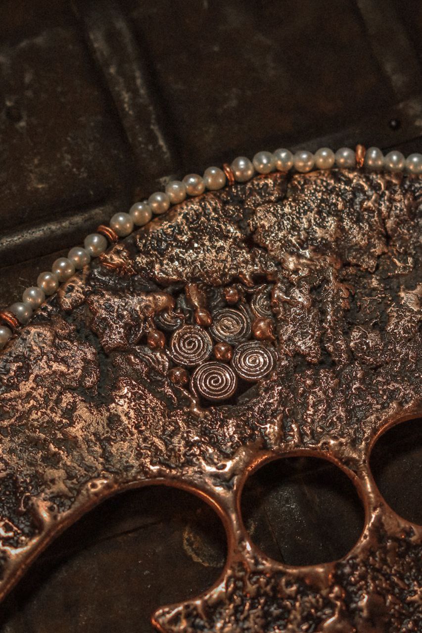 «Приходите причинять себе красоту», — приглашает всех ценителей на выставку «Свояси» Семен Старов. Ее торжественное открытие во Всероссийском музее декоративного искусства в Москве состоится 25 апреля. В этом году она собрала шесть десятков творцов из разных регионов России. Художник-ювелир из Мурома привез в столицу несколько украшений из серии «Корни», поэтому там будет много красоты и символов.