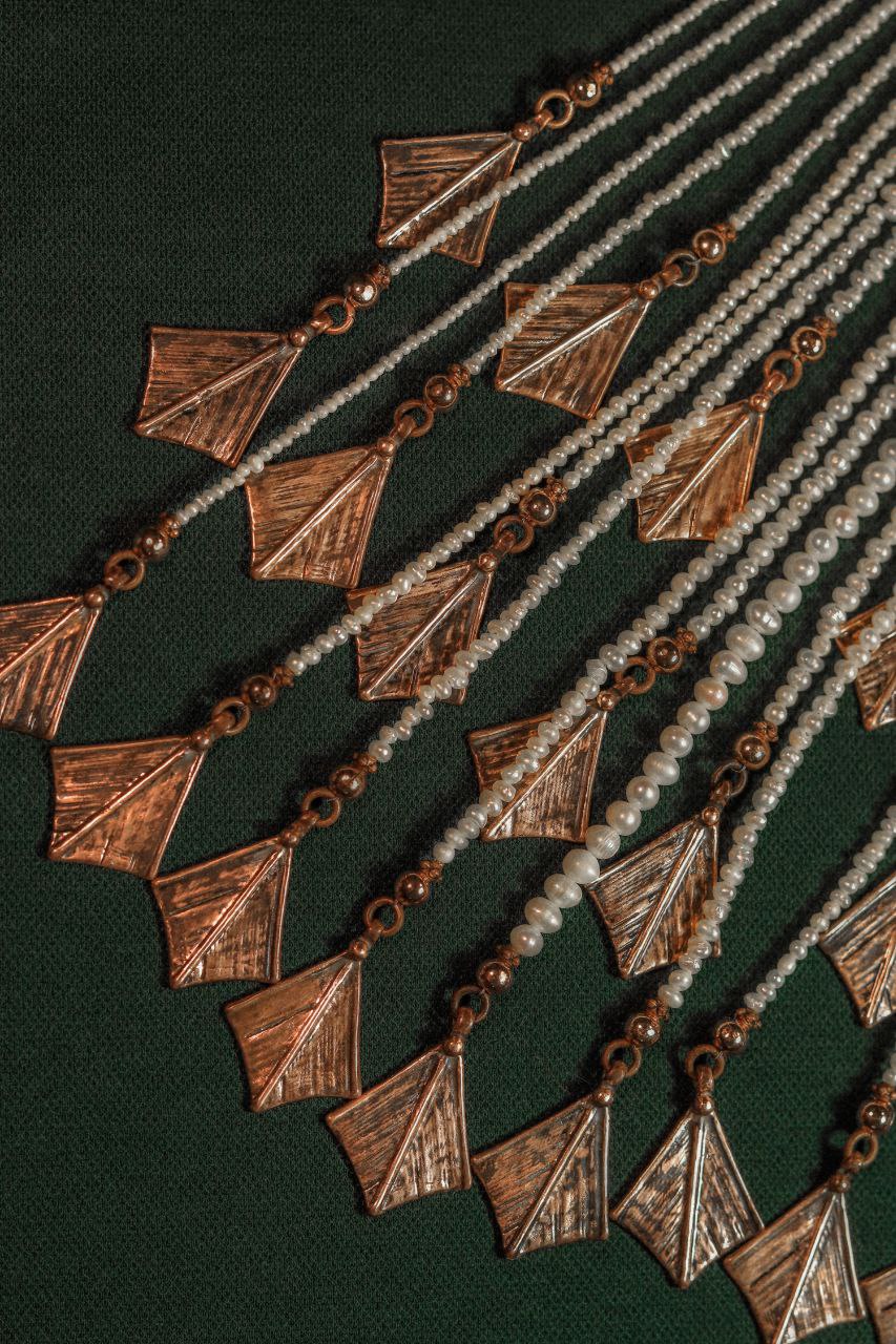 «Приходите причинять себе красоту», — приглашает всех ценителей на выставку «Свояси» Семен Старов. Ее торжественное открытие во Всероссийском музее декоративного искусства в Москве состоится 25 апреля. В этом году она собрала шесть десятков творцов из разных регионов России. Художник-ювелир из Мурома привез в столицу несколько украшений из серии «Корни», поэтому там будет много красоты и символов.