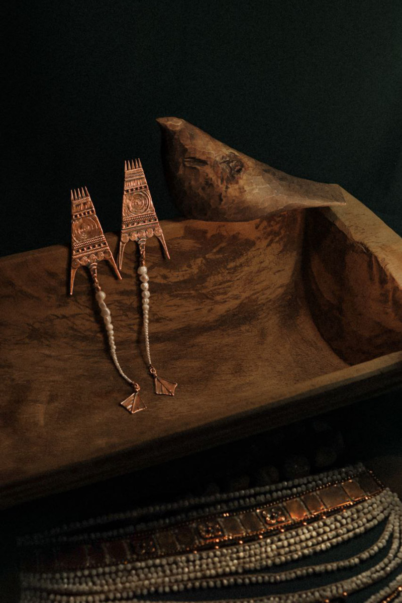 «Приходите причинять себе красоту», — приглашает всех ценителей на выставку «Свояси» Семен Старов. Ее торжественное открытие во Всероссийском музее декоративного искусства в Москве состоится 25 апреля. В этом году она собрала шесть десятков творцов из разных регионов России. Художник-ювелир из Мурома привез в столицу несколько украшений из серии «Корни», поэтому там будет много красоты и символов.