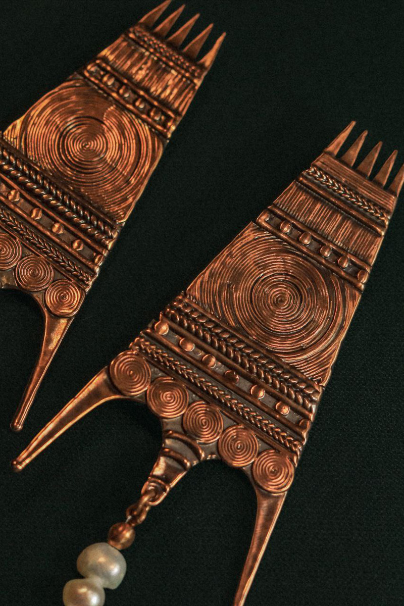 «Приходите причинять себе красоту», — приглашает всех ценителей на выставку «Свояси» Семен Старов. Ее торжественное открытие во Всероссийском музее декоративного искусства в Москве состоится 25 апреля. В этом году она собрала шесть десятков творцов из разных регионов России. Художник-ювелир из Мурома привез в столицу несколько украшений из серии «Корни», поэтому там будет много красоты и символов.