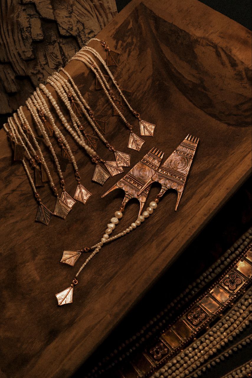 «Приходите причинять себе красоту», — приглашает всех ценителей на выставку «Свояси» Семен Старов. Ее торжественное открытие во Всероссийском музее декоративного искусства в Москве состоится 25 апреля. В этом году она собрала шесть десятков творцов из разных регионов России. Художник-ювелир из Мурома привез в столицу несколько украшений из серии «Корни», поэтому там будет много красоты и символов.