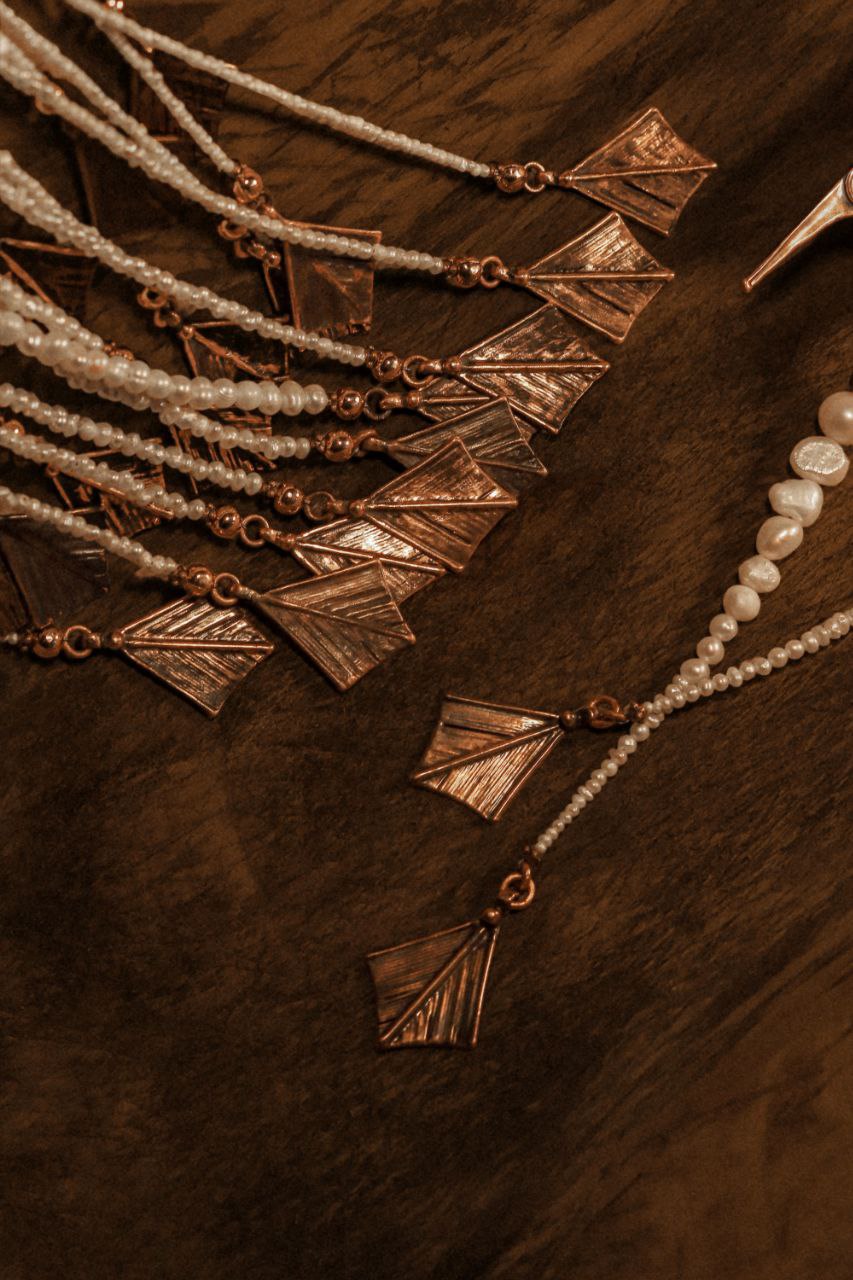 «Приходите причинять себе красоту», — приглашает всех ценителей на выставку «Свояси» Семен Старов. Ее торжественное открытие во Всероссийском музее декоративного искусства в Москве состоится 25 апреля. В этом году она собрала шесть десятков творцов из разных регионов России. Художник-ювелир из Мурома привез в столицу несколько украшений из серии «Корни», поэтому там будет много красоты и символов.