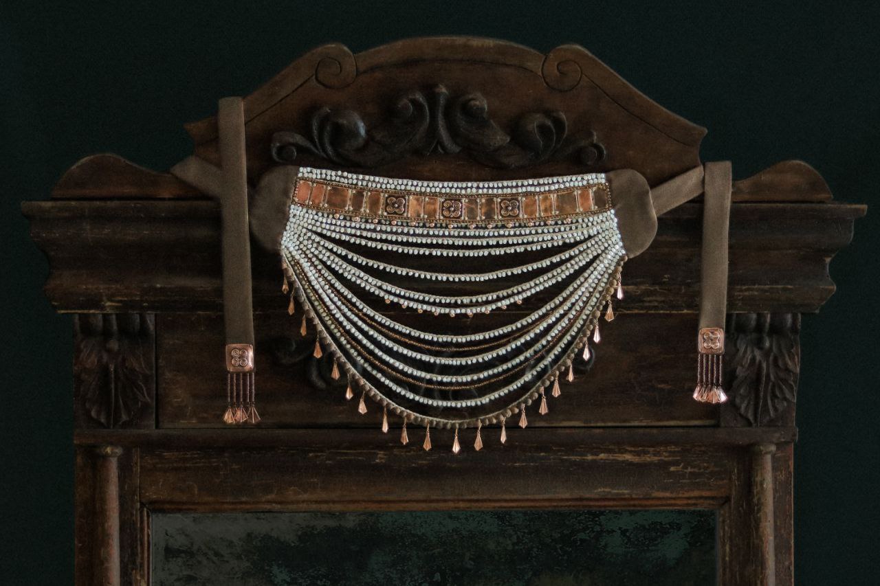 «Приходите причинять себе красоту», — приглашает всех ценителей на выставку «Свояси» Семен Старов. Ее торжественное открытие во Всероссийском музее декоративного искусства в Москве состоится 25 апреля. В этом году она собрала шесть десятков творцов из разных регионов России. Художник-ювелир из Мурома привез в столицу несколько украшений из серии «Корни», поэтому там будет много красоты и символов.