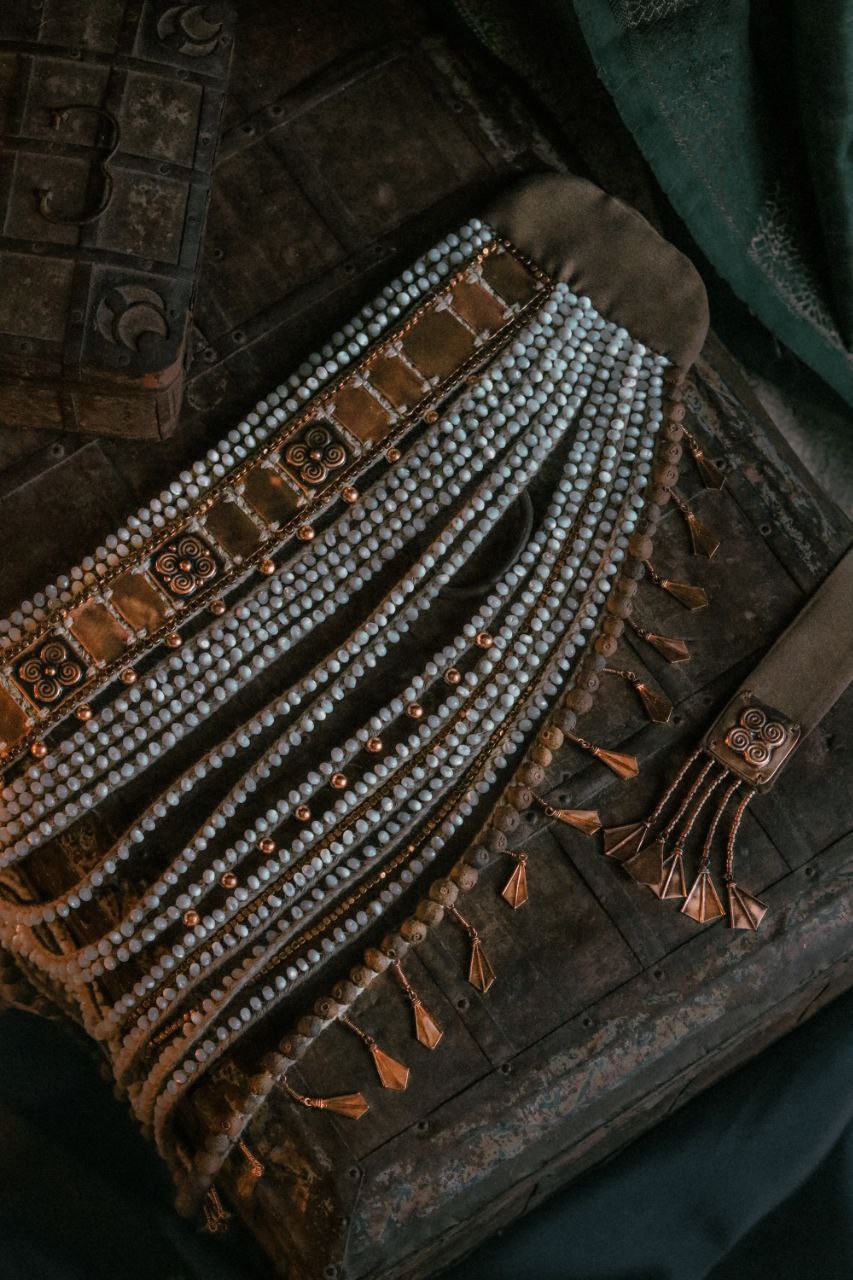 «Приходите причинять себе красоту», — приглашает всех ценителей на выставку «Свояси» Семен Старов. Ее торжественное открытие во Всероссийском музее декоративного искусства в Москве состоится 25 апреля. В этом году она собрала шесть десятков творцов из разных регионов России. Художник-ювелир из Мурома привез в столицу несколько украшений из серии «Корни», поэтому там будет много красоты и символов.