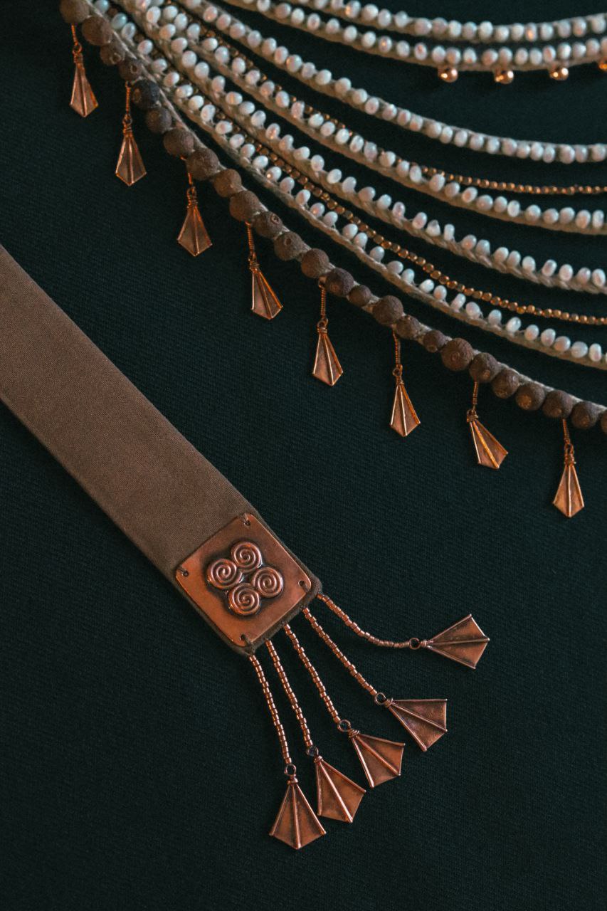 «Приходите причинять себе красоту», — приглашает всех ценителей на выставку «Свояси» Семен Старов. Ее торжественное открытие во Всероссийском музее декоративного искусства в Москве состоится 25 апреля. В этом году она собрала шесть десятков творцов из разных регионов России. Художник-ювелир из Мурома привез в столицу несколько украшений из серии «Корни», поэтому там будет много красоты и символов.