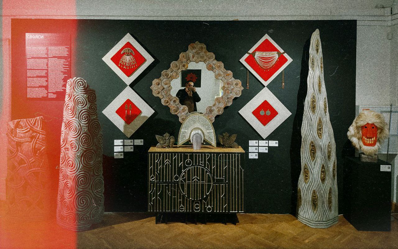 «Приходите причинять себе красоту», — приглашает всех ценителей на выставку «Свояси» Семен Старов. Ее торжественное открытие во Всероссийском музее декоративного искусства в Москве состоится 25 апреля. В этом году она собрала шесть десятков творцов из разных регионов России. Художник-ювелир из Мурома привез в столицу несколько украшений из серии «Корни», поэтому там будет много красоты и символов.