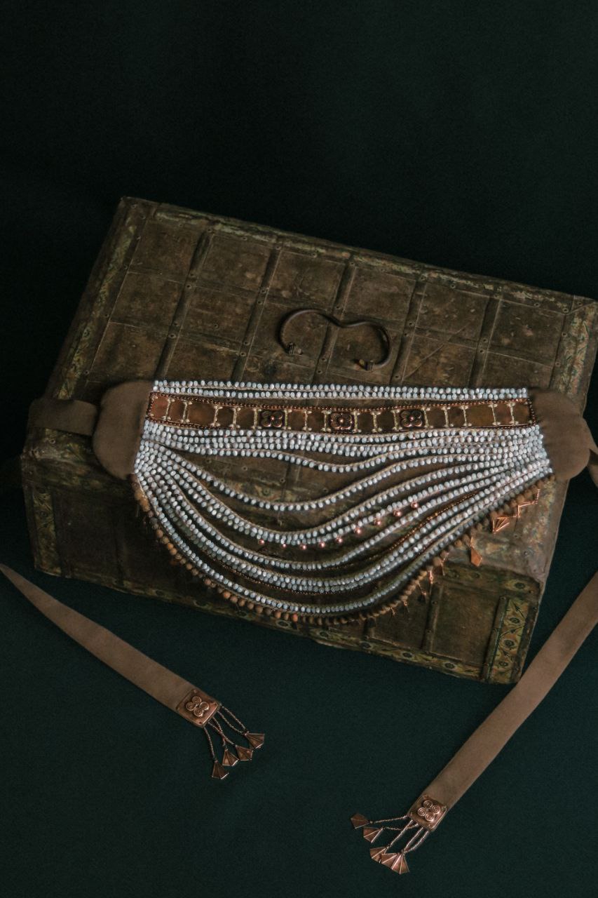 «Приходите причинять себе красоту», — приглашает всех ценителей на выставку «Свояси» Семен Старов. Ее торжественное открытие во Всероссийском музее декоративного искусства в Москве состоится 25 апреля. В этом году она собрала шесть десятков творцов из разных регионов России. Художник-ювелир из Мурома привез в столицу несколько украшений из серии «Корни», поэтому там будет много красоты и символов.