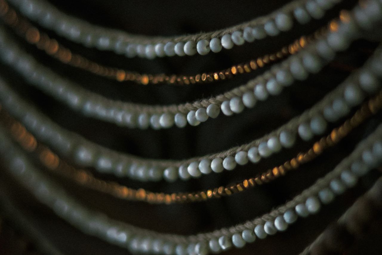 «Приходите причинять себе красоту», — приглашает всех ценителей на выставку «Свояси» Семен Старов. Ее торжественное открытие во Всероссийском музее декоративного искусства в Москве состоится 25 апреля. В этом году она собрала шесть десятков творцов из разных регионов России. Художник-ювелир из Мурома привез в столицу несколько украшений из серии «Корни», поэтому там будет много красоты и символов.