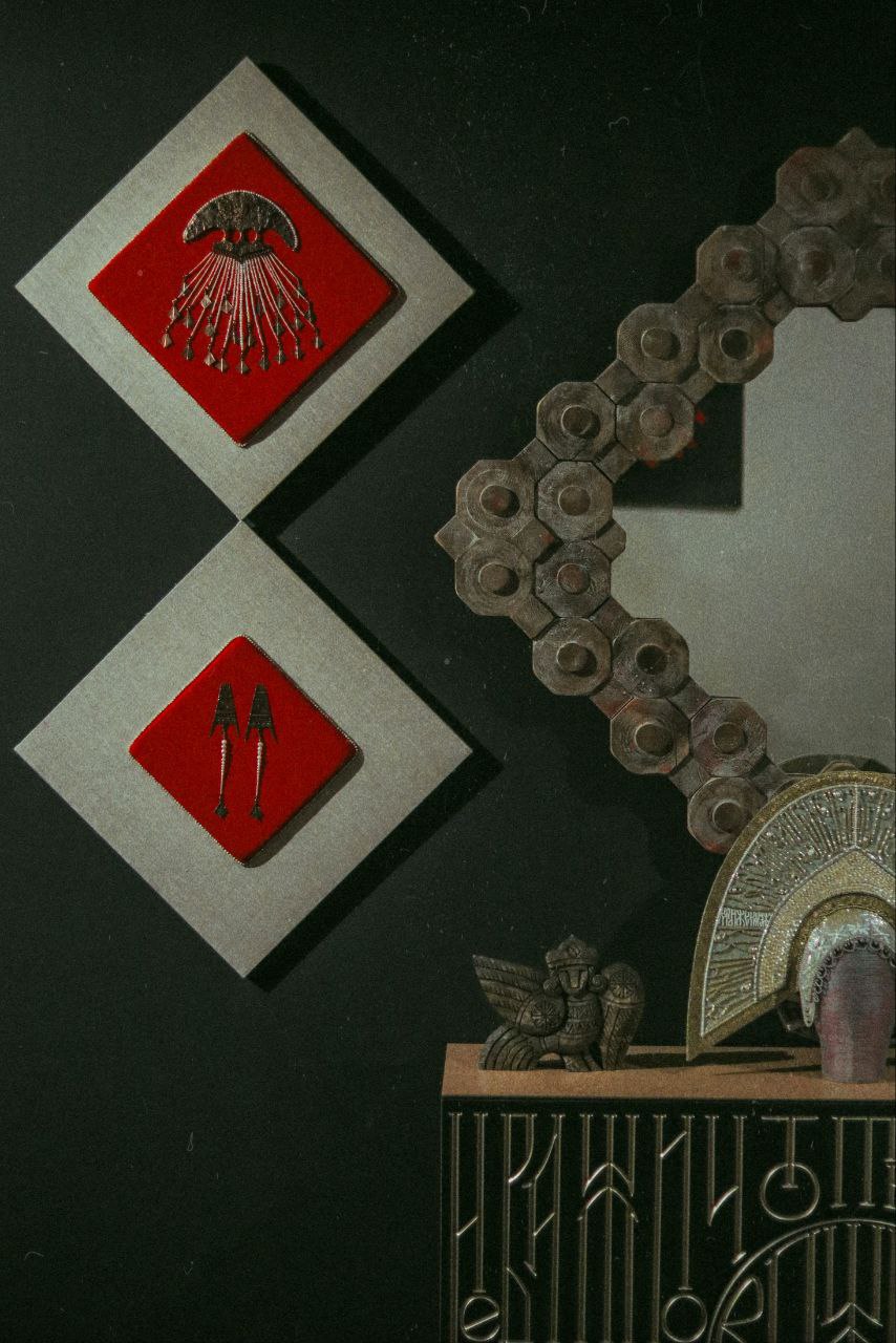 «Приходите причинять себе красоту», — приглашает всех ценителей на выставку «Свояси» Семен Старов. Ее торжественное открытие во Всероссийском музее декоративного искусства в Москве состоится 25 апреля. В этом году она собрала шесть десятков творцов из разных регионов России. Художник-ювелир из Мурома привез в столицу несколько украшений из серии «Корни», поэтому там будет много красоты и символов.