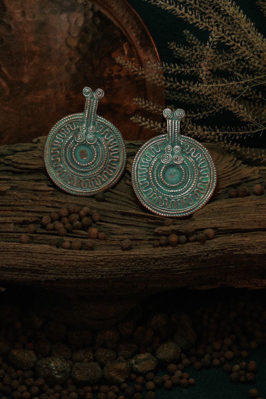 «Приходите причинять себе красоту», — приглашает всех ценителей на выставку «Свояси» Семен Старов. Ее торжественное открытие во Всероссийском музее декоративного искусства в Москве состоится 25 апреля. В этом году она собрала шесть десятков творцов из разных регионов России. Художник-ювелир из Мурома привез в столицу несколько украшений из серии «Корни», поэтому там будет много красоты и символов.