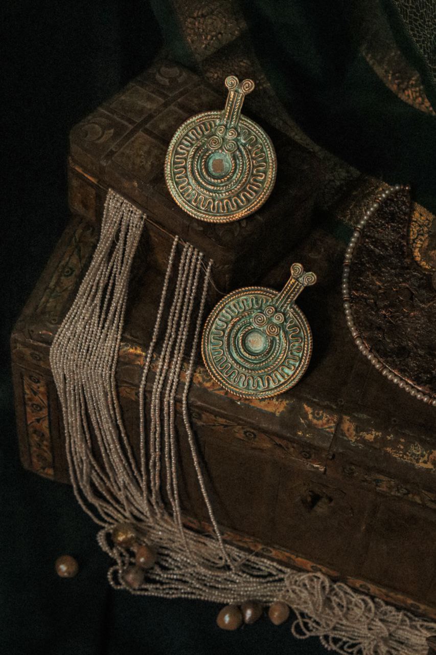 «Приходите причинять себе красоту», — приглашает всех ценителей на выставку «Свояси» Семен Старов. Ее торжественное открытие во Всероссийском музее декоративного искусства в Москве состоится 25 апреля. В этом году она собрала шесть десятков творцов из разных регионов России. Художник-ювелир из Мурома привез в столицу несколько украшений из серии «Корни», поэтому там будет много красоты и символов.