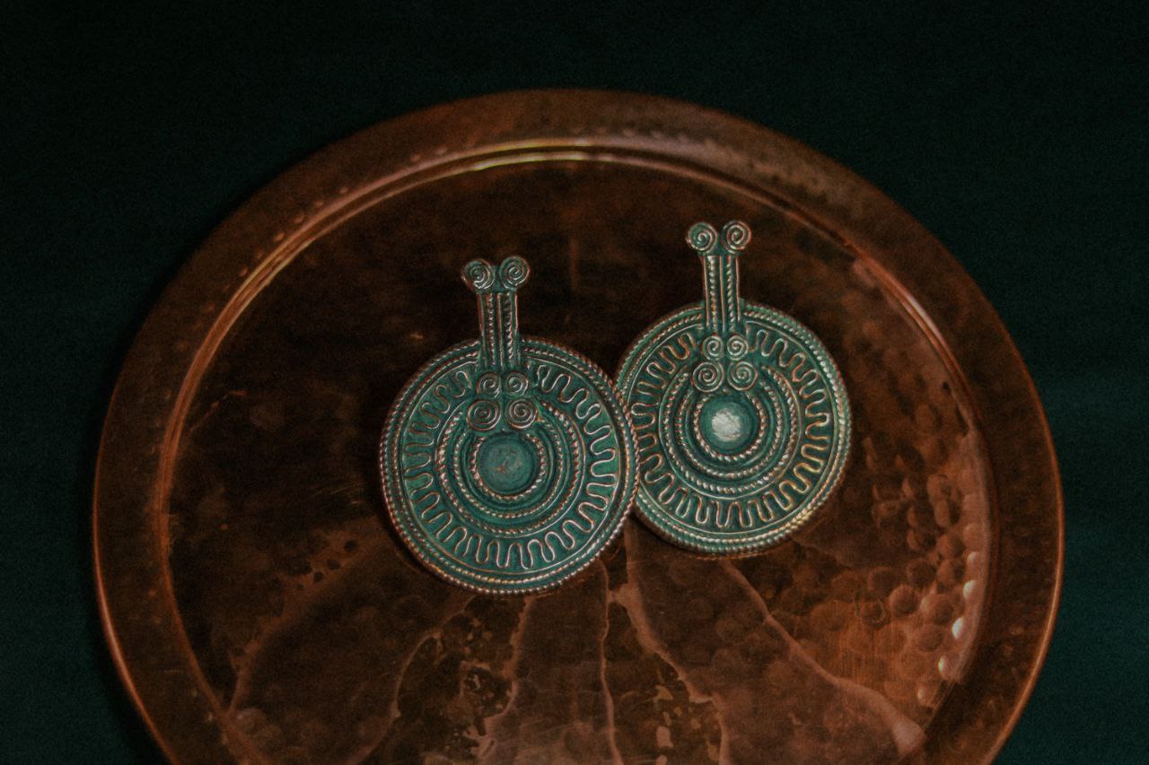 «Приходите причинять себе красоту», — приглашает всех ценителей на выставку «Свояси» Семен Старов. Ее торжественное открытие во Всероссийском музее декоративного искусства в Москве состоится 25 апреля. В этом году она собрала шесть десятков творцов из разных регионов России. Художник-ювелир из Мурома привез в столицу несколько украшений из серии «Корни», поэтому там будет много красоты и символов.