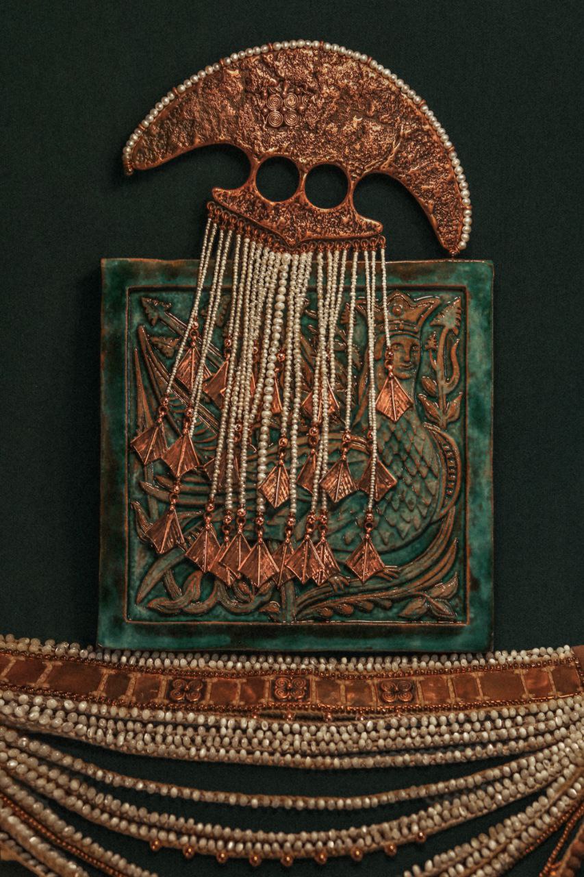 «Приходите причинять себе красоту», — приглашает всех ценителей на выставку «Свояси» Семен Старов. Ее торжественное открытие во Всероссийском музее декоративного искусства в Москве состоится 25 апреля. В этом году она собрала шесть десятков творцов из разных регионов России. Художник-ювелир из Мурома привез в столицу несколько украшений из серии «Корни», поэтому там будет много красоты и символов.