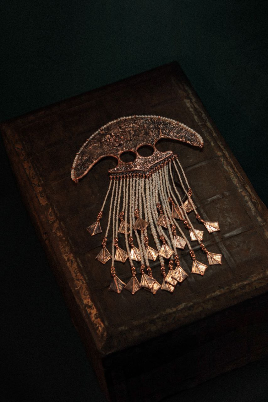 «Приходите причинять себе красоту», — приглашает всех ценителей на выставку «Свояси» Семен Старов. Ее торжественное открытие во Всероссийском музее декоративного искусства в Москве состоится 25 апреля. В этом году она собрала шесть десятков творцов из разных регионов России. Художник-ювелир из Мурома привез в столицу несколько украшений из серии «Корни», поэтому там будет много красоты и символов.