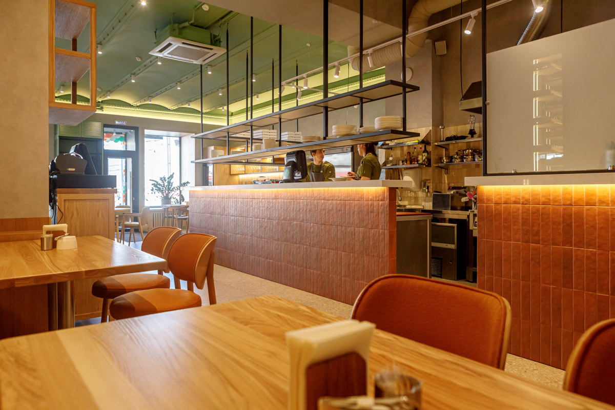 Мода, автомобили, еда — в Италии прекрасно все! Именно эта солнечная страна с богатейшей культурой послужила вдохновением при создании нового гастрономического проекта в самом сердце Владимира. Он уже распахнул свои двери, а вы не пройдете мимо, ведь все дороги так или иначе ведут в Рим.