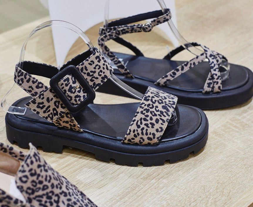 Мы не всегда придаем значение обуви, и это сильное упущение, ведь она играет ключевую роль в нашем образе. Недавно во Владимире ботинкам, лоферам и туфелькам даже посвятили целую экспозицию с движущимся поездом и сказочными домиками. Рассказываем, где увидеть сие чудо и какую смысловую нагрузку несет арт-объект.