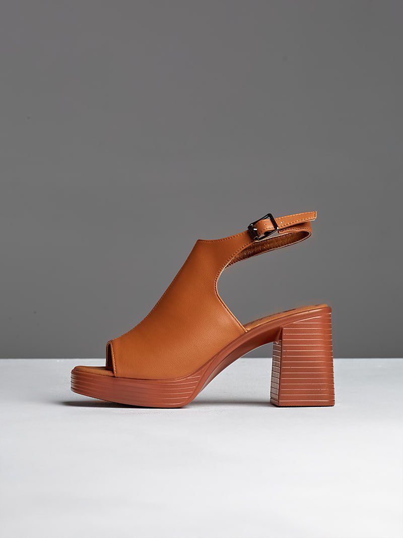 Мы не всегда придаем значение обуви, и это сильное упущение, ведь она играет ключевую роль в нашем образе. Недавно во Владимире ботинкам, лоферам и туфелькам даже посвятили целую экспозицию с движущимся поездом и сказочными домиками. Рассказываем, где увидеть сие чудо и какую смысловую нагрузку несет арт-объект.