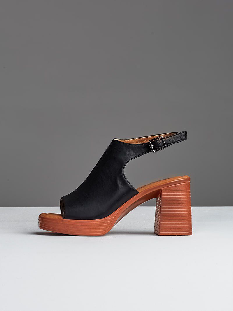 Мы не всегда придаем значение обуви, и это сильное упущение, ведь она играет ключевую роль в нашем образе. Недавно во Владимире ботинкам, лоферам и туфелькам даже посвятили целую экспозицию с движущимся поездом и сказочными домиками. Рассказываем, где увидеть сие чудо и какую смысловую нагрузку несет арт-объект.